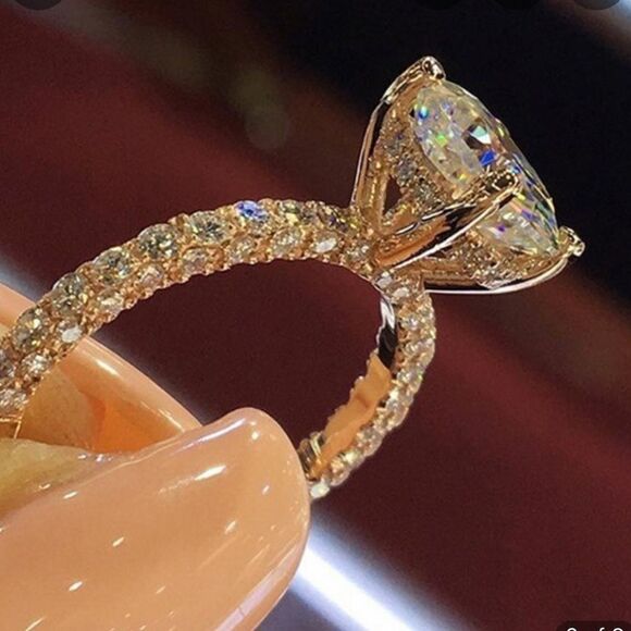 Gorgeous engagement/ special occasion ring - Picture 4 of 8